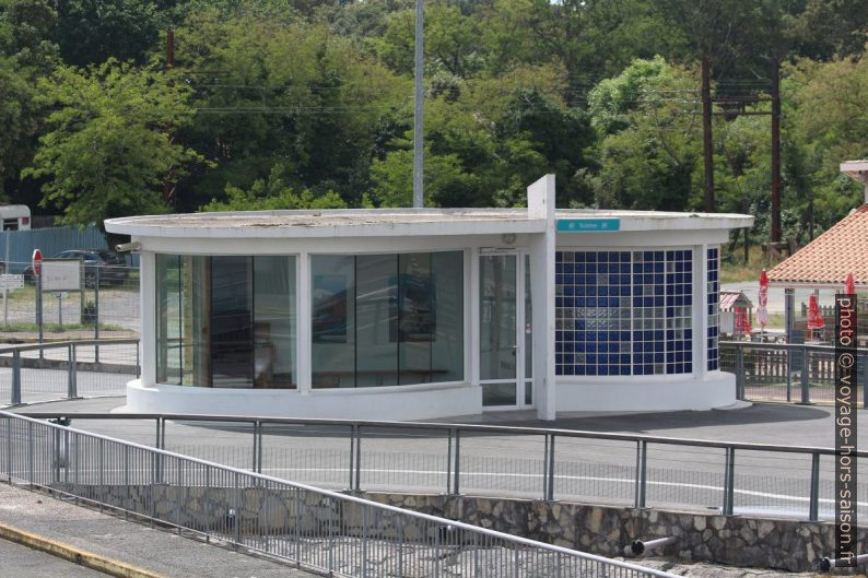 Salle d'attente et toilettes du Port Bloc. Photo © André M. Winter