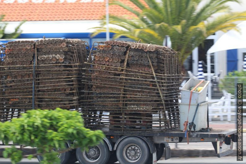 Camion chargé de casiers d'ostréiculture. Photo © André M. Winter