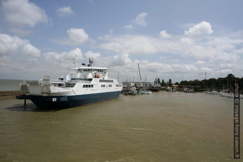 Le ferry l'Estuaire au Port Bloc. Photo © Alex Medwedeff