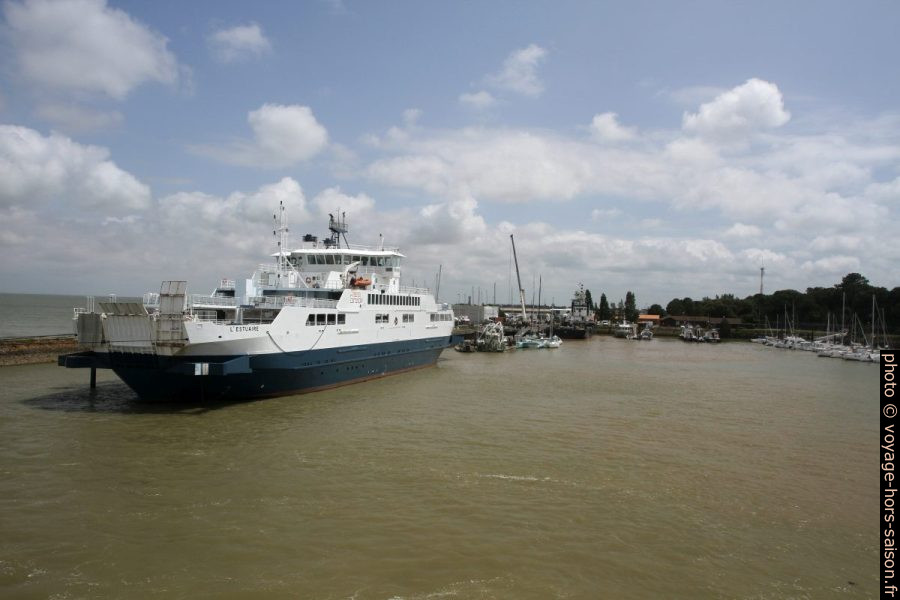 Le ferry l'Estuaire au Port Bloc. Photo © Alex Medwedeff