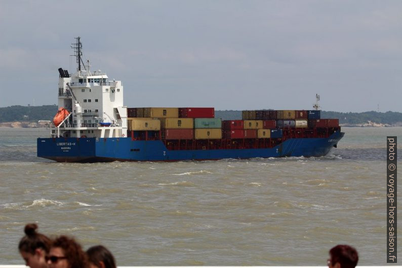 Cargo Libertas-H avec containers. Photo © André M. Winter