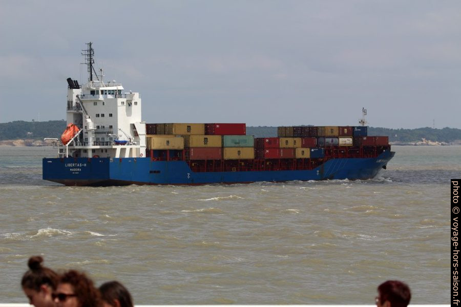 Cargo Libertas-H avec containers. Photo © André M. Winter