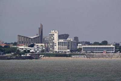 Église et le Parc des Expositions de Royan. Photo © André M. Winter