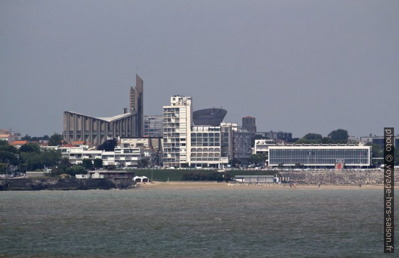 Église et le Parc des Expositions de Royan. Photo © André M. Winter