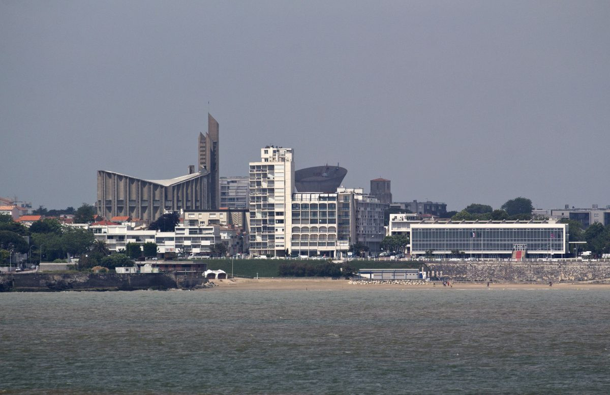 Église et le Parc des Expositions de Royan. Photo © André M. Winter