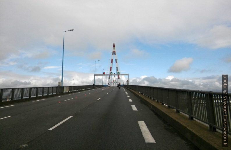 Roulant sur le Pont de Saint-Nazaire. Photo © André M. Winter