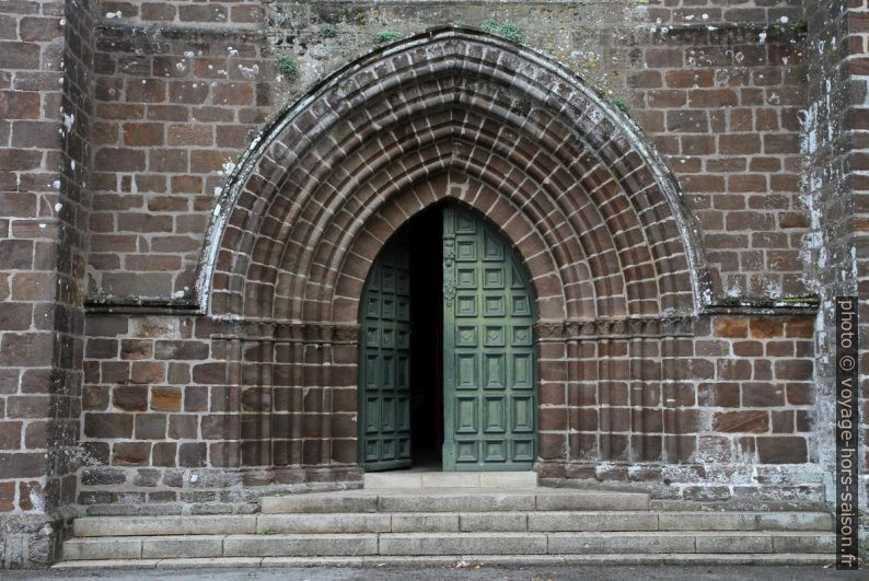 Portail de l'église de Saint-Gildas-des-Bois. Photo © André M. Winter