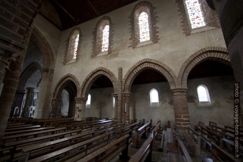 Bancs dans la nef de l'église de Saint-Gildas-des-Bois. Photo © André M. Winter