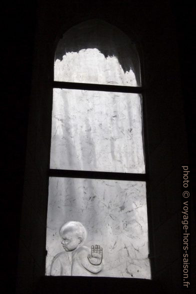 Un vitrail en cristal monochrome représentant un enfant dans l'église de St.-Gildas. Photo © André M. Winter