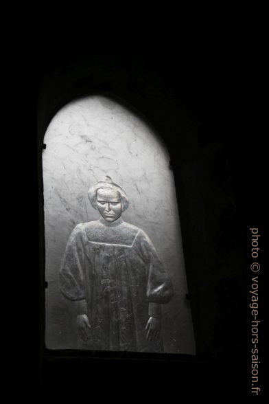 Vitrail en cristal monochrome représentant un enfant debout dans l'église de St.-Gildas. Photo © Alex Medwedeff