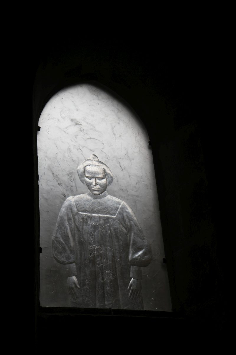 Vitrail en cristal monochrome représentant un enfant debout dans l'église de St.-Gildas. Photo © Alex Medwedeff