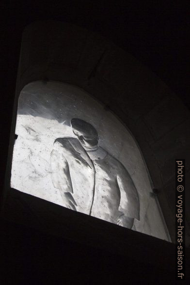 Vitrail en cristal monochrome transparent dans l'église de St.-Gildas. Photo © André M. Winter