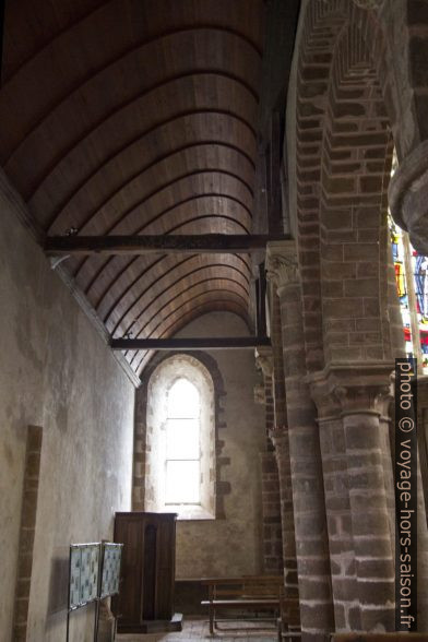 Charpente asymétrique du bas-côté de l'église de St.-Gildas. Photo © André M. Winter