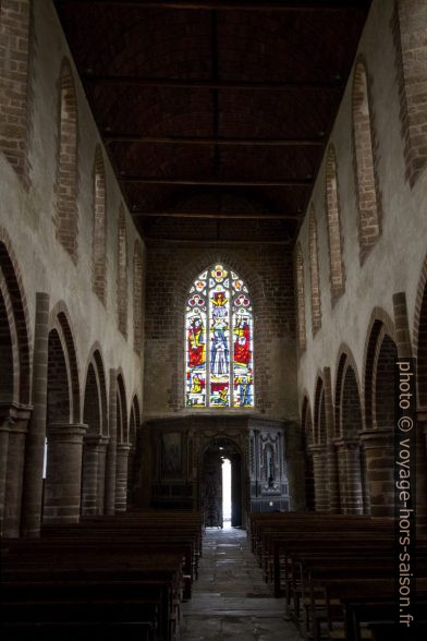 Nef arrière de l'église de Saint-Gildas-des-Bois. Photo © André M. Winter