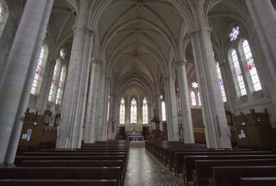 Nef blanche et éclairée de l'église de Missillac. Photo © André M. Winter