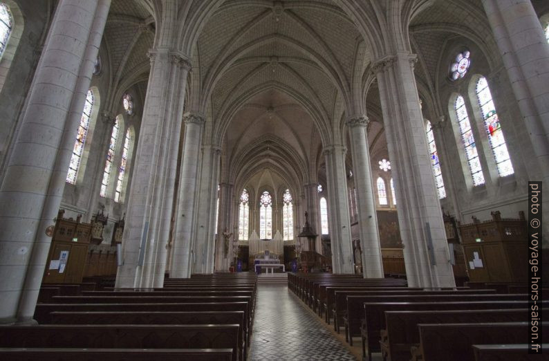 Nef blanche et éclairée de l'église de Missillac. Photo © André M. Winter