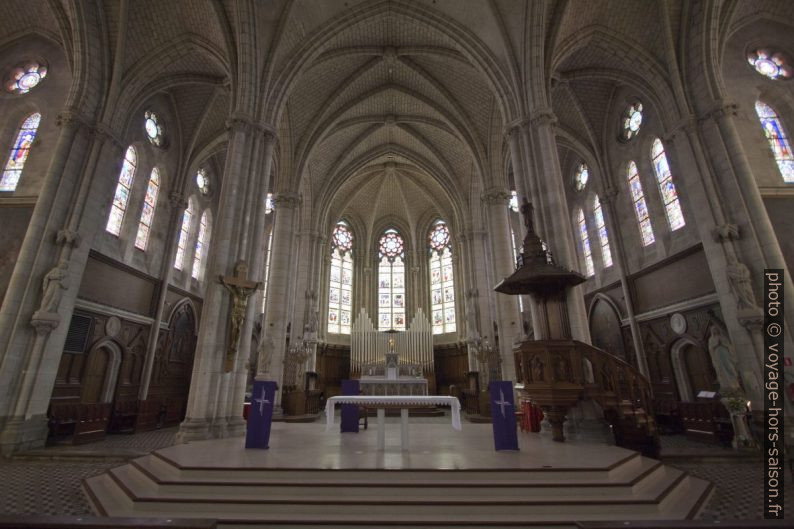 Autel central et orgue dans le chœur de l'église de Missillac. Photo © André M. Winter
