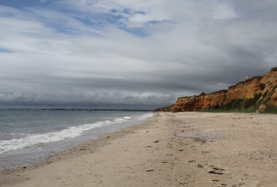 Un rayon de soleil sur la Plage de la Mine d'Or. Photo © Alex Medwedeff