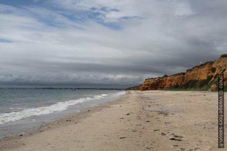 Un rayon de soleil sur la Plage de la Mine d'Or. Photo © Alex Medwedeff