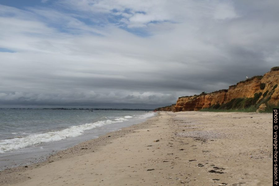 Un rayon de soleil sur la Plage de la Mine d'Or. Photo © Alex Medwedeff