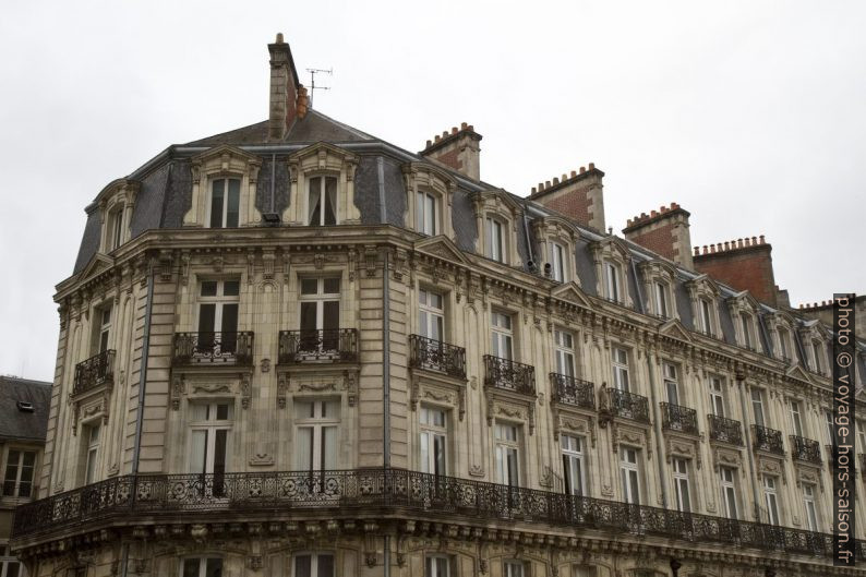 Une façade de la Place Saint Pierre. Photo © Alex Medwedeff