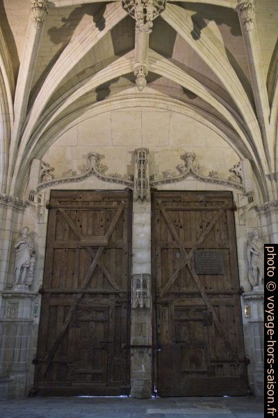 Les deux portes centrales de la Cathédrale de Nantes. Photo © Alex Medwedeff