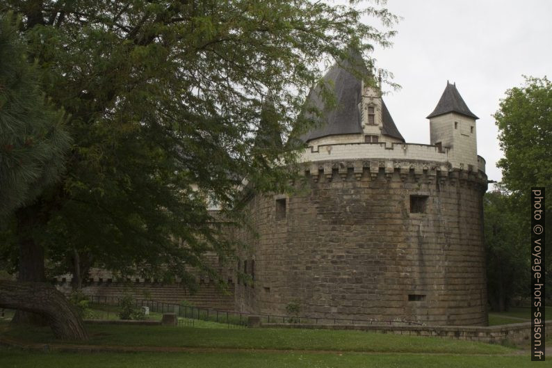 La tour du Fer-à-Cheval du Château des ducs de Bretagne vue de la Place de la Duchesse Anne. Photo © Alex Medwedeff