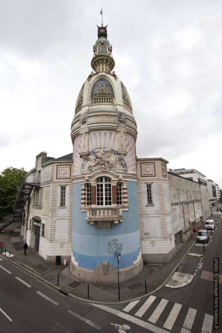 Tour en forme de phare de l'usine LU à Nantes. Photo © André M. Winter