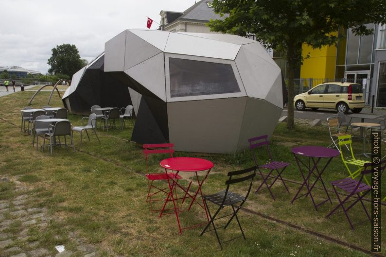 Un kiosque futuriste sur le Quai François Mitterrand. Photo © Alex Medwedeff