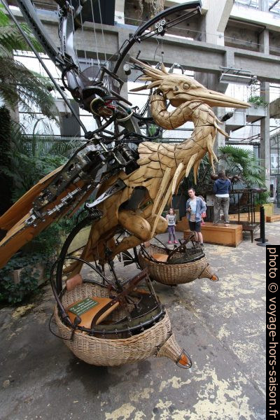 Un oiseau dans la Galerie des Machines de Nantes. Photo © André M. Winter
