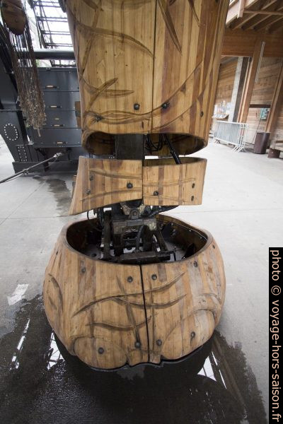 Un pied du grand éléphant des Machines de l'Île de Nantes. Photo © André M. Winter