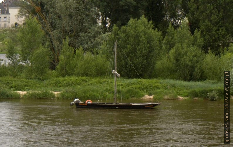 Gabare à fond plat sur la Loire. Photo © Alex Medwedeff