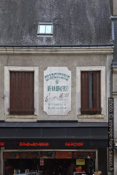 Ancienne enseigne de charcuterie et nouvelle de sandwicherie. Photo © Alex Medwedeff