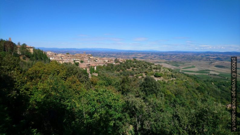 Vue sur Montalcino en arrivant de Sant'Antimo. Photo © André M. Winter