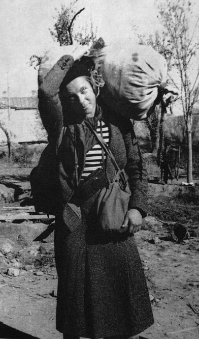 Ella Maillart avec ses bagages à Turtkul