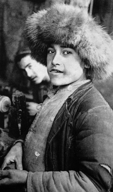 Jeune ouzbek avec bonnet en fourrure de renard. Photo Ella Maillart