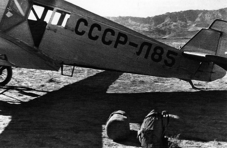 Un avion Junker trois places et les bagages d'Ella Maillart. Photo Ella Maillart