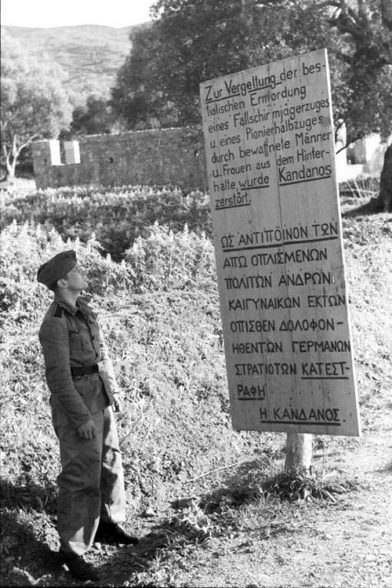 Un soldat allemande devant un panneaux honteux de la Wehrmacht en 1943. Photo CCSA3 Bundesarchiv 101I-779-0003-22 Segers (Seegers)