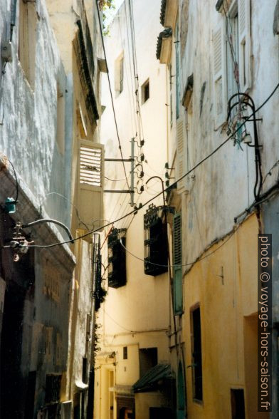 Rues de la vieille ville de Tanger. Photo © Alex Medwedeff