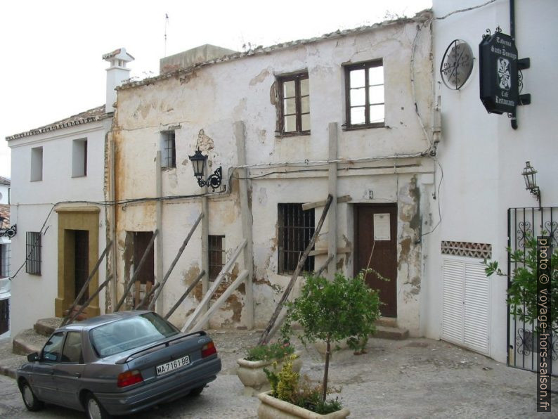 Façades soutenues à Ronda. Photo © André M. Winter