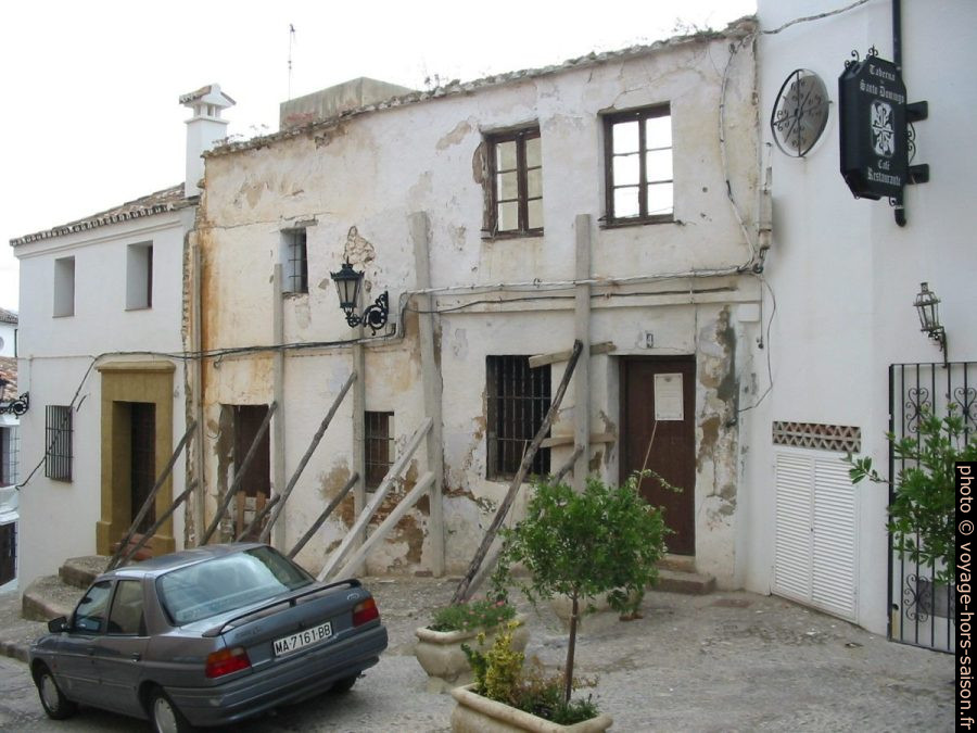 Façades soutenues à Ronda. Photo © André M. Winter