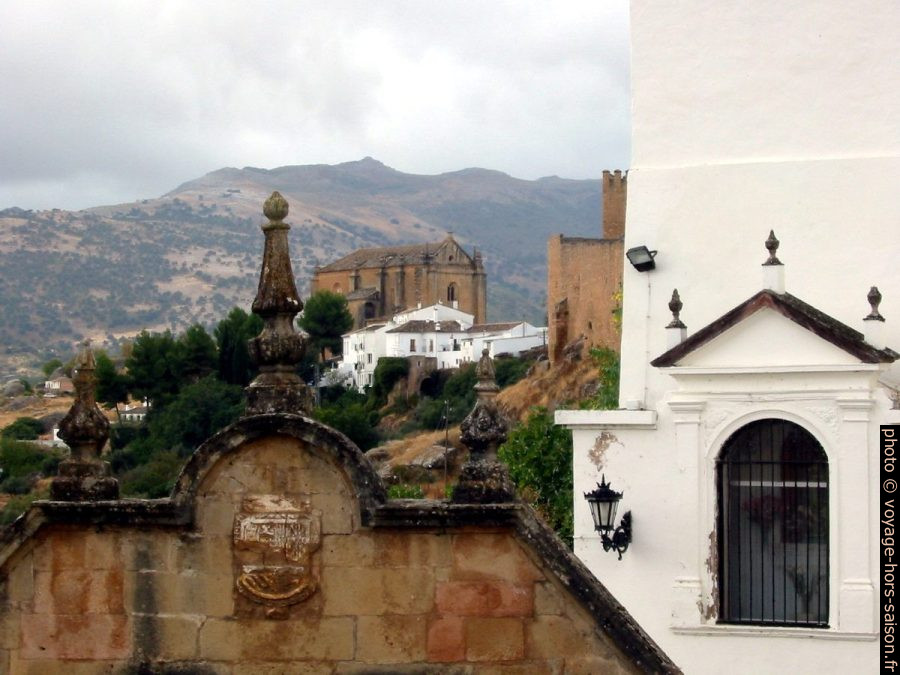 Puerta Felipe V et Igelsia del Espíritú Santo. Photo © André M. Winter