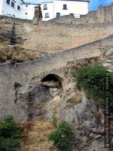 Escalier de la Cuidad vers le Puente Viejo à Ronda. Photo © Alex Medwedeff