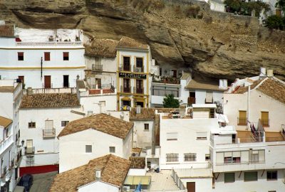 Les maisons de la Calle de la Mina à Setenil de las Bodegas. Photo © André M. Winter