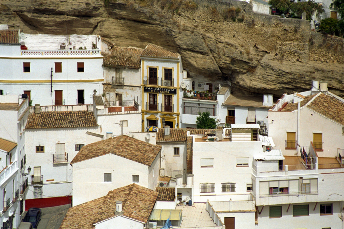 Les maisons de la Calle de la Mina à Setenil de las Bodegas. Photo © André M. Winter
