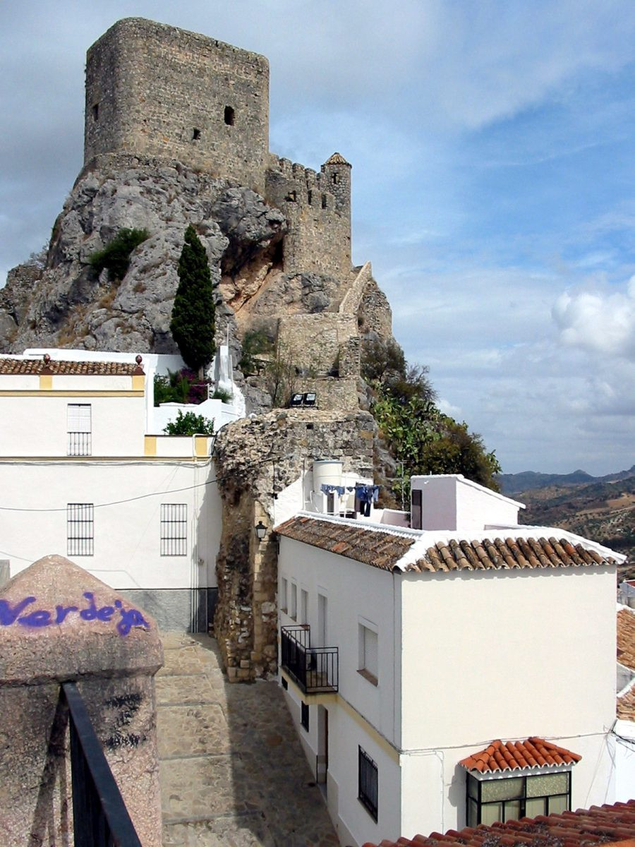 Le Castillo Mauro de Olvera. Photo © Alex Medwedeff