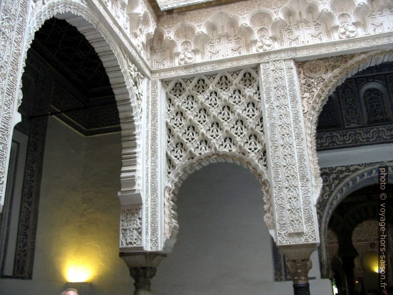 Arcs du rez-de-chaussée du Patio de las Muñecas. Photo © André M. Winter