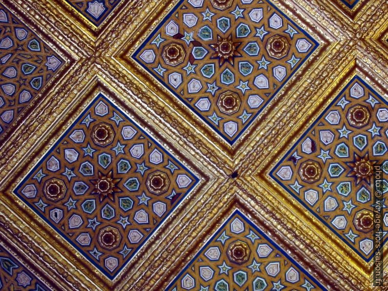 Décor du plafond d'une chambre de l'Alcázar de Séville. Photo © André M. Winter