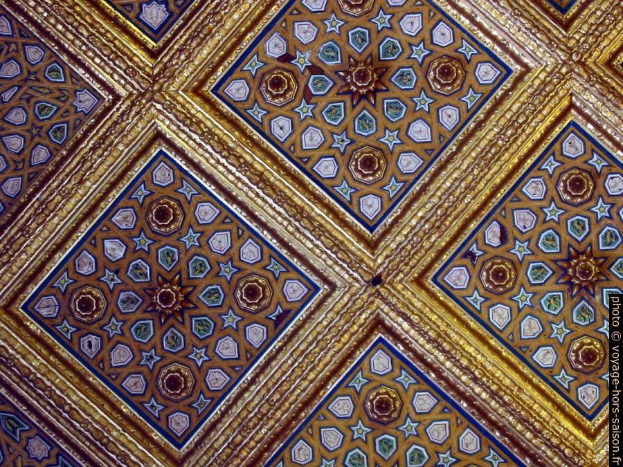 Décor du plafond d'une chambre de l'Alcázar de Séville. Photo © André M. Winter