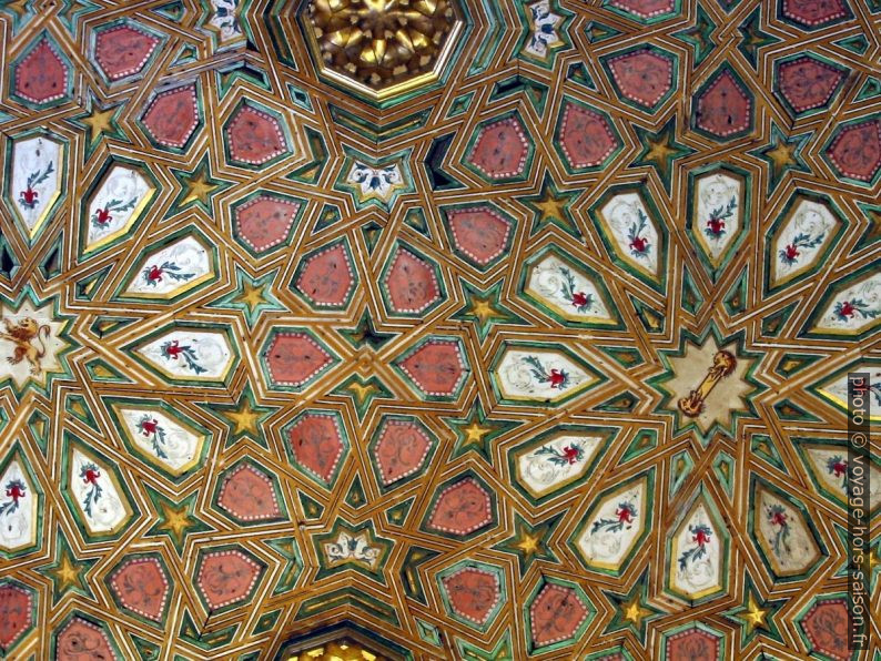 Décor du plafond d'une salle de l'Alcázar de Séville. Photo © André M. Winter